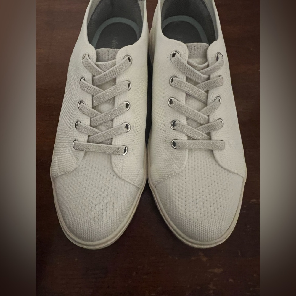 NWOT Bzees LifeStride Women's VIP size 7.5 shite with silver accents lightweight - Picture 11 of 11